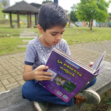 niño leyendo la pelotita mágica